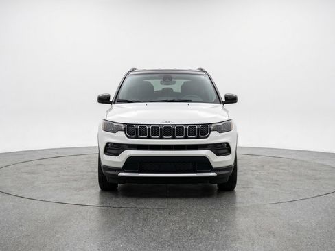 Used 2025 Jeep Compass Limited AWD/4WD image 2