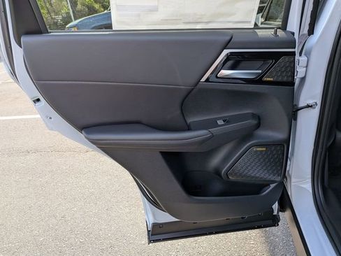 New 2026 Mitsubishi Outlander SE image 24