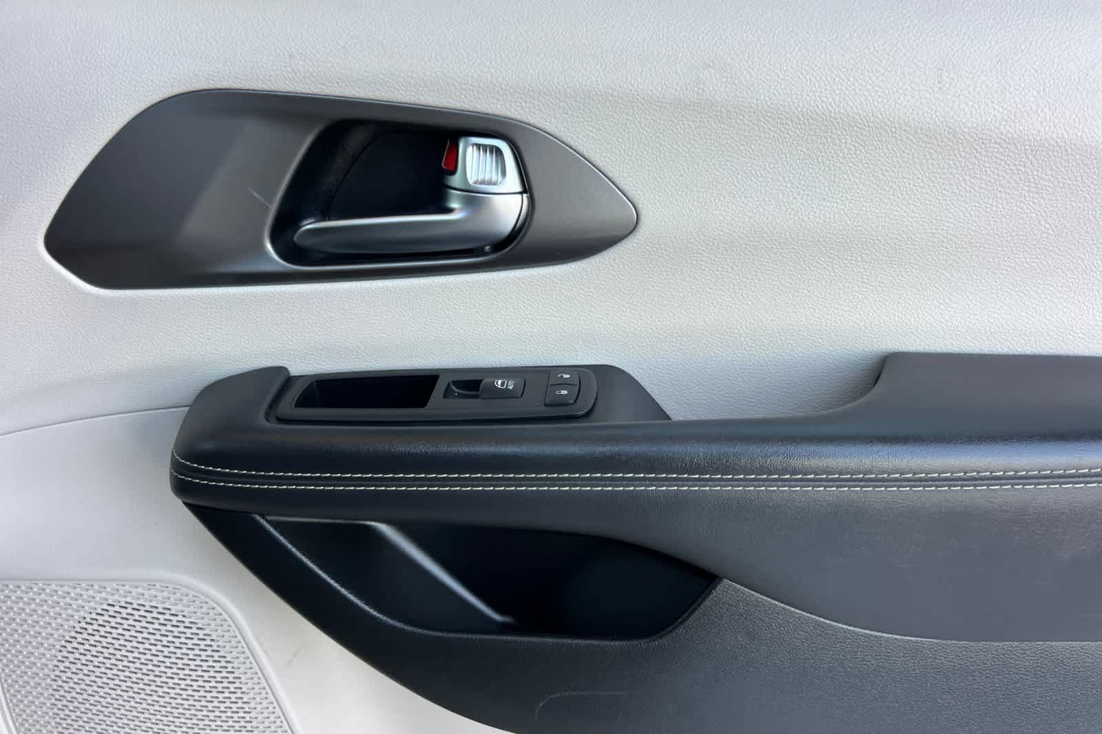 Used 2024 Chrysler Pacifica Touring-L FWD image 20