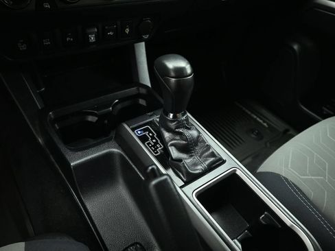 Used 2020 Toyota Tacoma TRD Off-Road w/ Technology Package AWD/4WD image 15