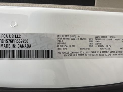 Used 2023 Chrysler Pacifica Limited w/ Uconnect Theater Family Group FWD image 32