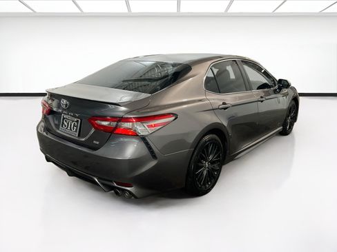 Used 2018 Toyota Camry SE w/ Moonroof Package FWD image 4