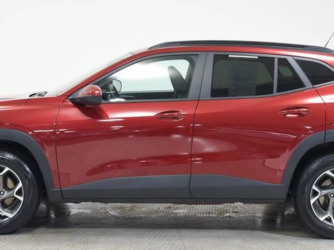 Used 2025 Chevrolet Trax LT w/ LT Convenience Package image 5