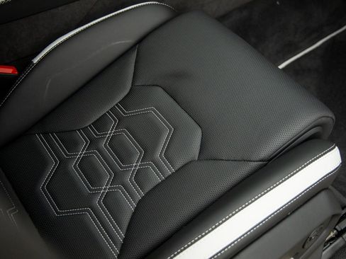 Used 2025 Lamborghini Urus SE image 44