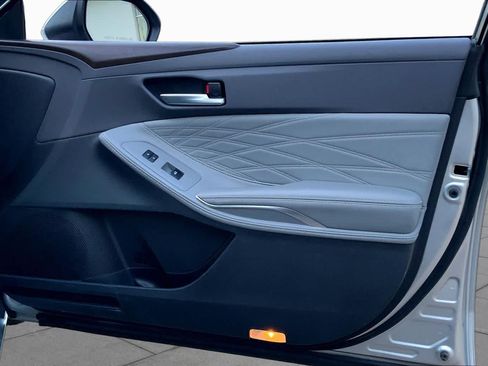 Used 2019 Toyota Avalon Limited FWD image 22
