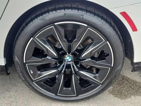 Used 2024 BMW 740i image 8