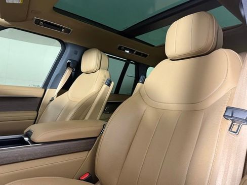 Used 2025 Land Rover Range Rover SE AWD/4WD image 5