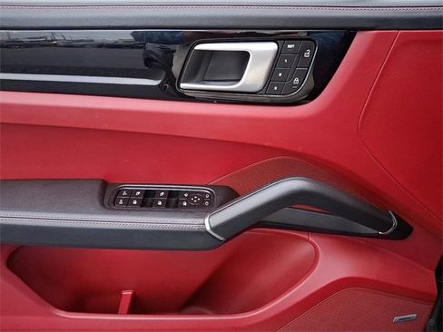 Used 2022 Porsche Cayenne S image 12
