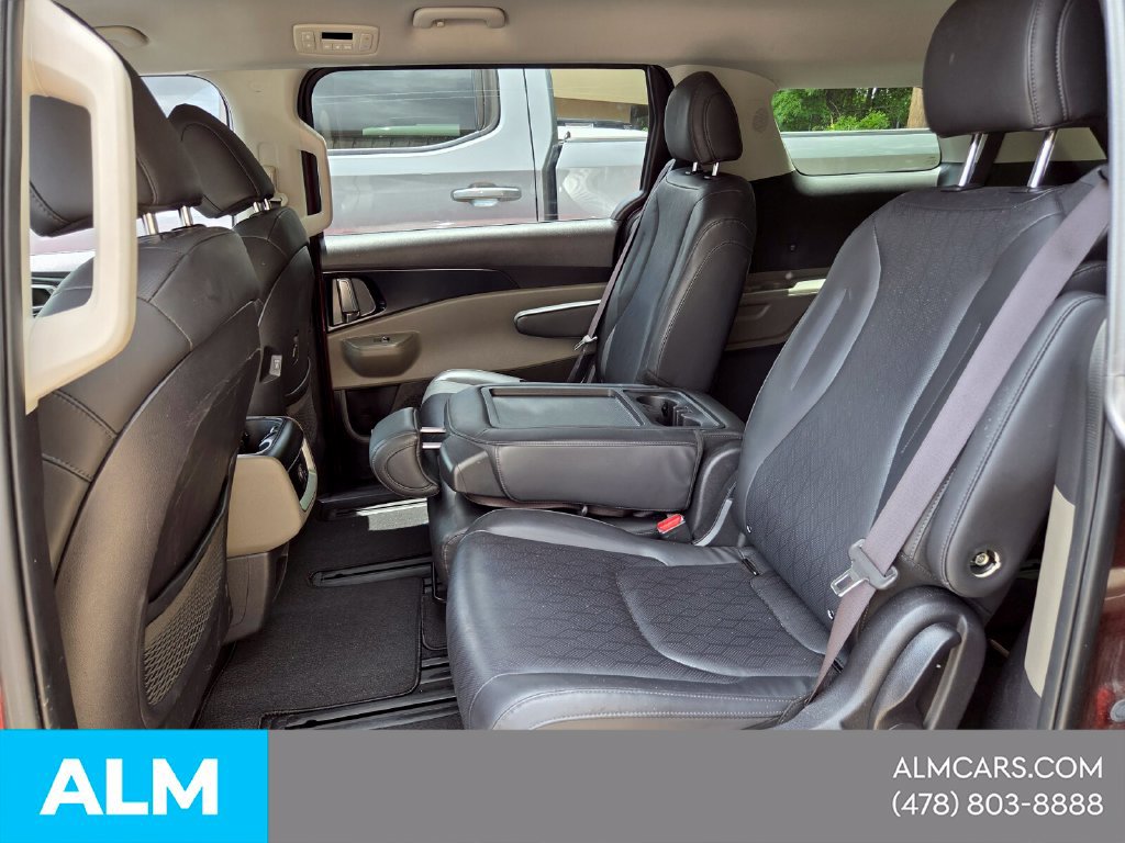 Used 2025 Kia Carnival FWD image 4