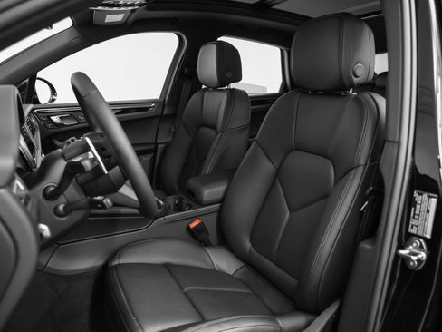 Certified 2025 Porsche Macan image 5