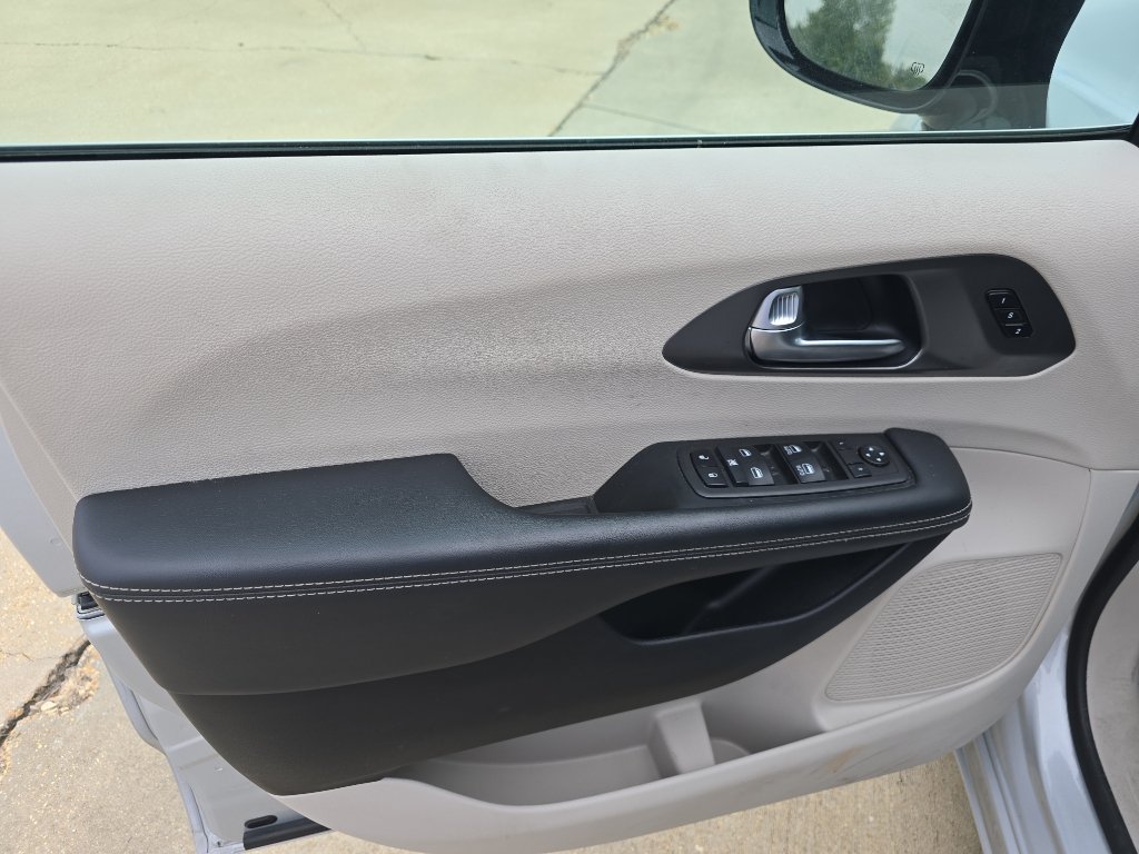 Used 2024 Chrysler Pacifica Touring-L FWD image 12