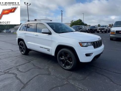 Used 2017 Jeep Grand Cherokee Laredo AWD/4WD image 2