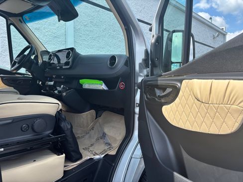 Used 2020 Mercedes-Benz Sprinter 2500 w/ Windows All Around Package image 22