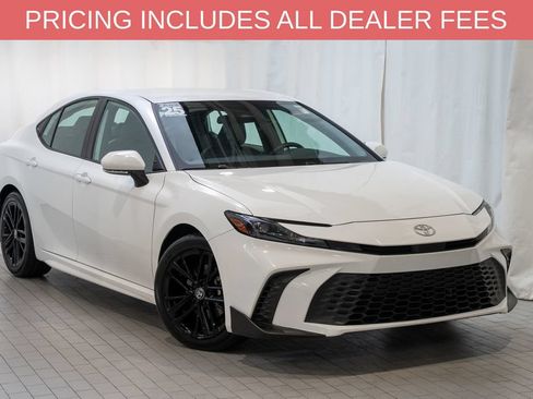 Used 2025 Toyota Camry SE FWD image 1