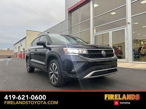 Used 2024 Volkswagen Taos SE image 1