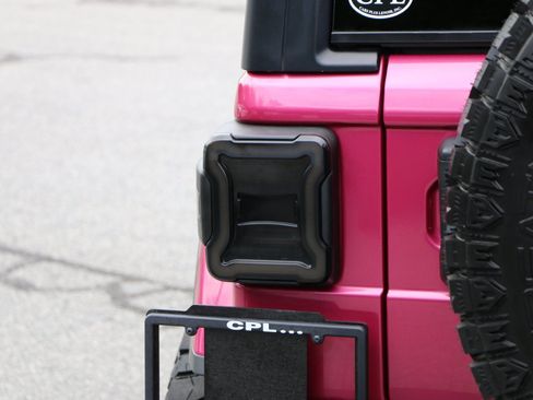 Used 2022 Jeep Wrangler Unlimited Sahara w/ LED Lighting Group AWD/4WD image 5