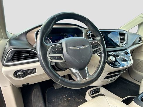 Used 2017 Chrysler Pacifica Touring-L Plus w/ Advanced Safetytec Group FWD image 12