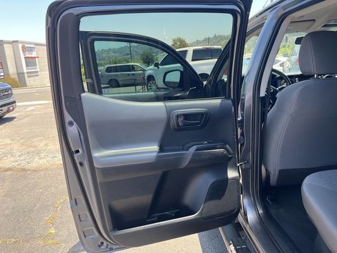 Used 2022 Toyota Tacoma SR w/ SR Convenience Package image 15