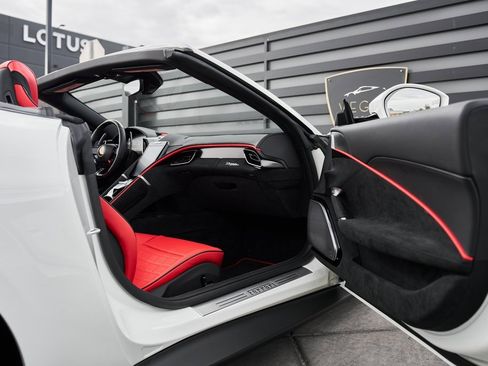 Used 2024 Ferrari Roma Spider image 28