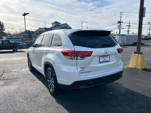 Used 2018 Toyota Highlander XLE w/ Carpet Mat Package (TMS) image 12