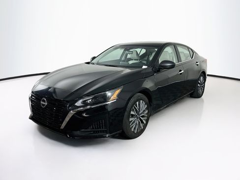 Used 2025 Nissan Altima 2.5 SV FWD image 3