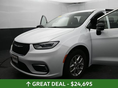 Used 2024 Chrysler Pacifica Touring-L image 15