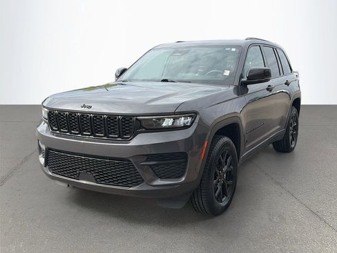 Used 2024 Jeep Grand Cherokee Altitude image 8