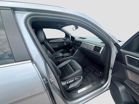 Used 2022 Volkswagen Atlas Cross Sport SE FWD image 31