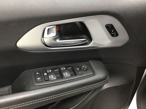 Used 2025 Chrysler Pacifica Limited FWD image 7