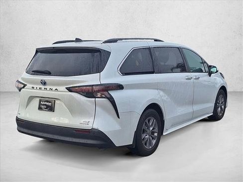 Used 2023 Toyota Sienna XLE image 5