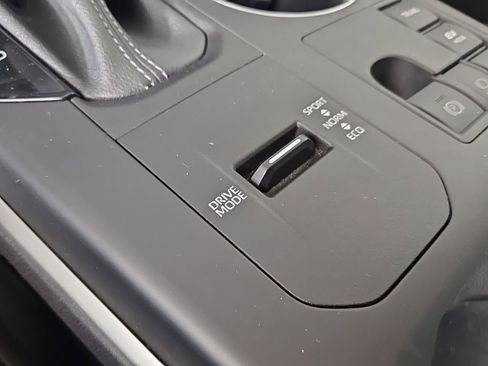 Used 2023 Toyota Highlander XLE image 28