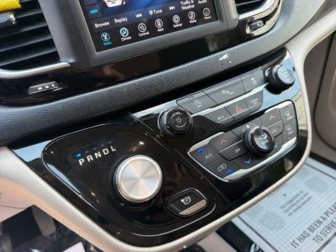 Used 2019 Chrysler Pacifica Touring-L FWD image 23