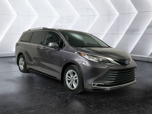 Used 2023 Toyota Sienna Limited FWD image 1