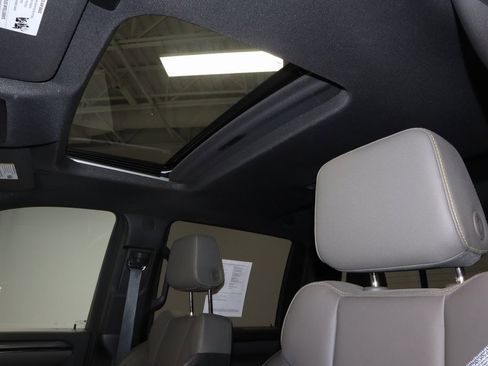 Used 2024 Chevrolet Silverado 2500 ZR2 w/ Technology Package image 33