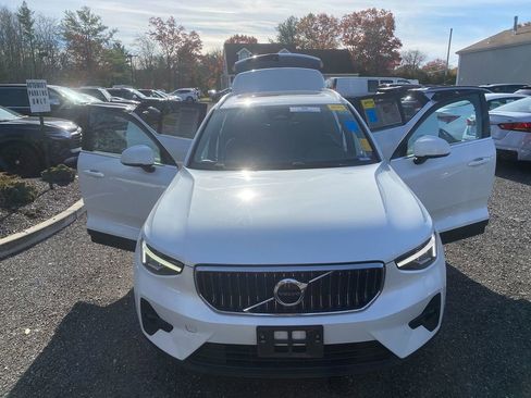 Used 2023 Volvo XC40 B5 Plus image 30