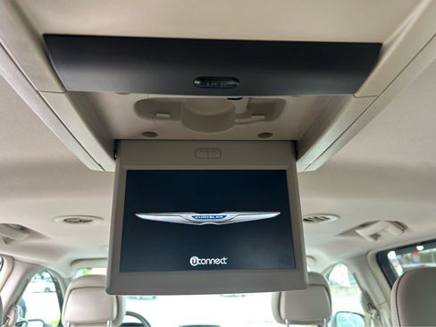 Used 2016 Chrysler Town & Country Touring-L FWD image 12