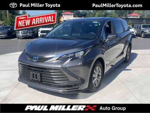 Used 2025 Toyota Sienna LE FWD image 1
