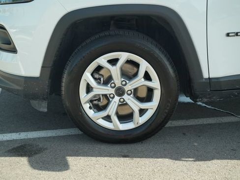 Used 2025 Jeep Compass Latitude AWD/4WD image 11