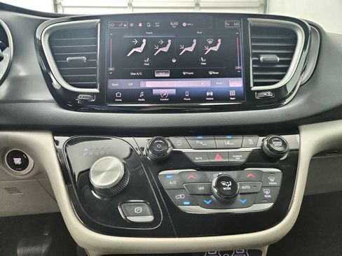 Certified 2023 Chrysler Pacifica Touring-L FWD image 29