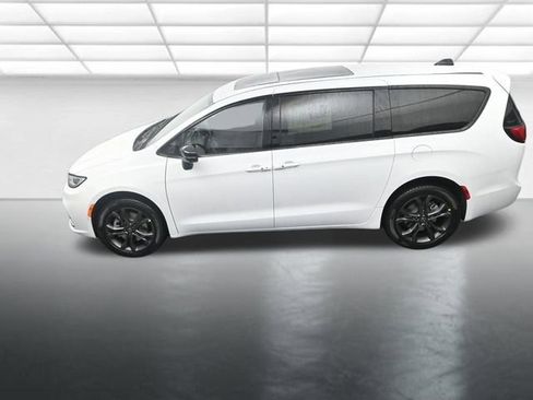 New 2026 Chrysler Pacifica Select image 13