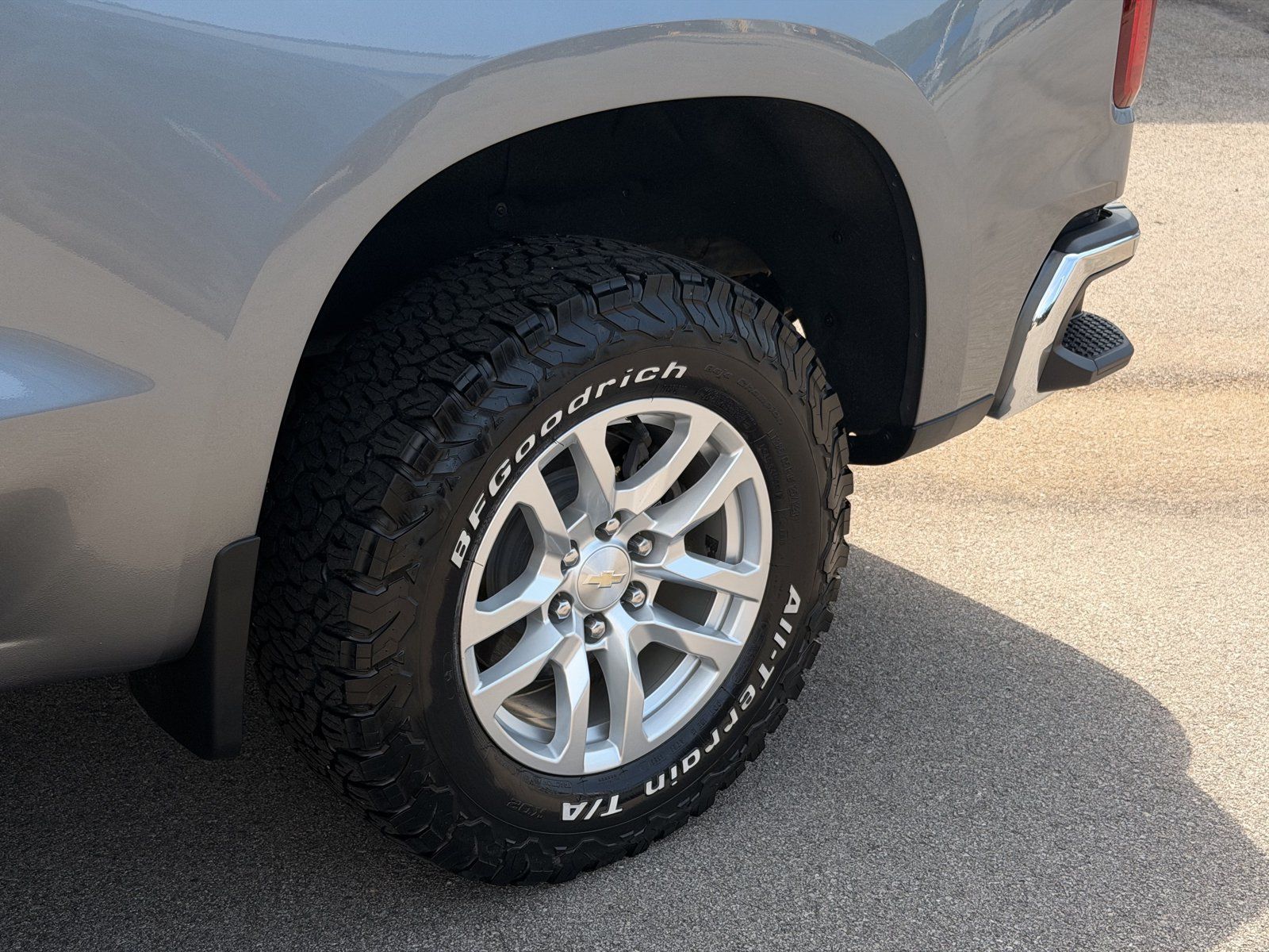 Used 2022 Chevrolet Silverado 1500 LT AWD/4WD image 36