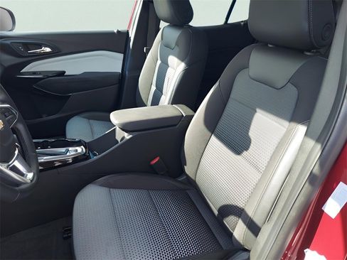 Used 2025 Chevrolet Trax LT w/ LT Convenience Package image 14