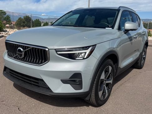 Used 2024 Volvo XC40 B5 Plus AWD/4WD image 3