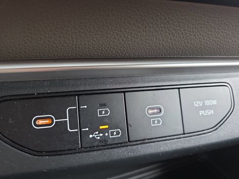 Used 2025 Kia Carnival image 18