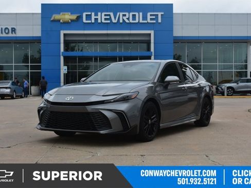 Used 2025 Toyota Camry SE FWD image 1