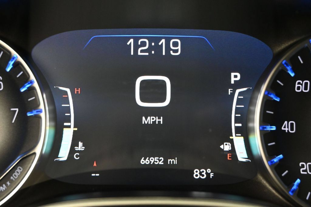 Used 2024 Chrysler Pacifica Touring-L FWD image 12