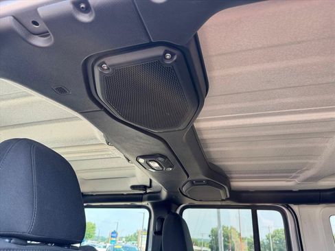 Used 2018 Jeep Wrangler Unlimited Sahara AWD/4WD image 10