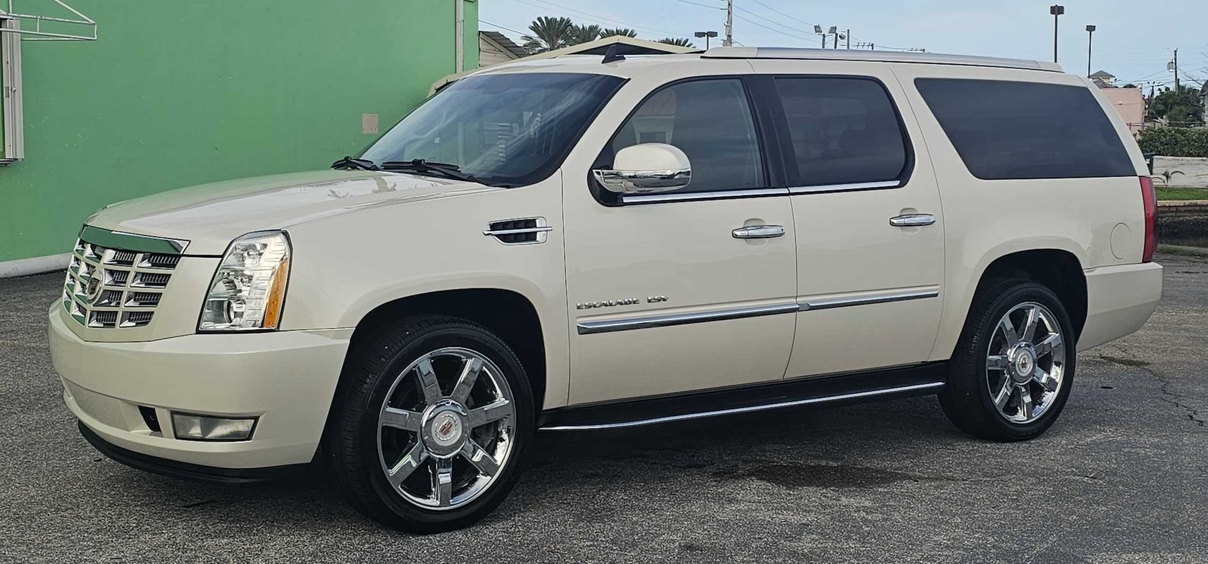 Used 2013 Cadillac Escalade ESV Luxury AWD/4WD image 1