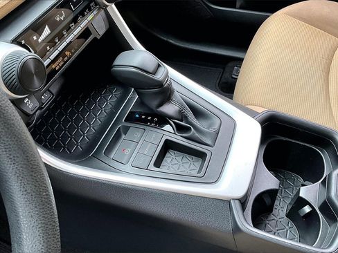 Used 2019 Toyota RAV4 LE image 15