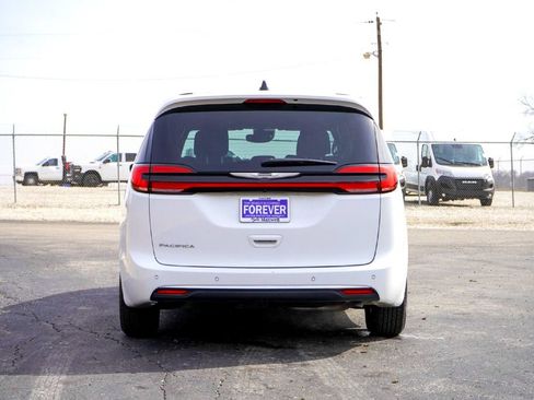 Used 2025 Chrysler Pacifica Select image 7